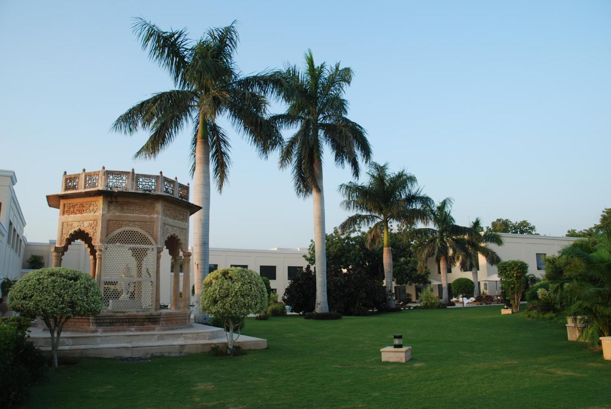 The Lalit Temple View Hotel Khajurāho Exterior photo