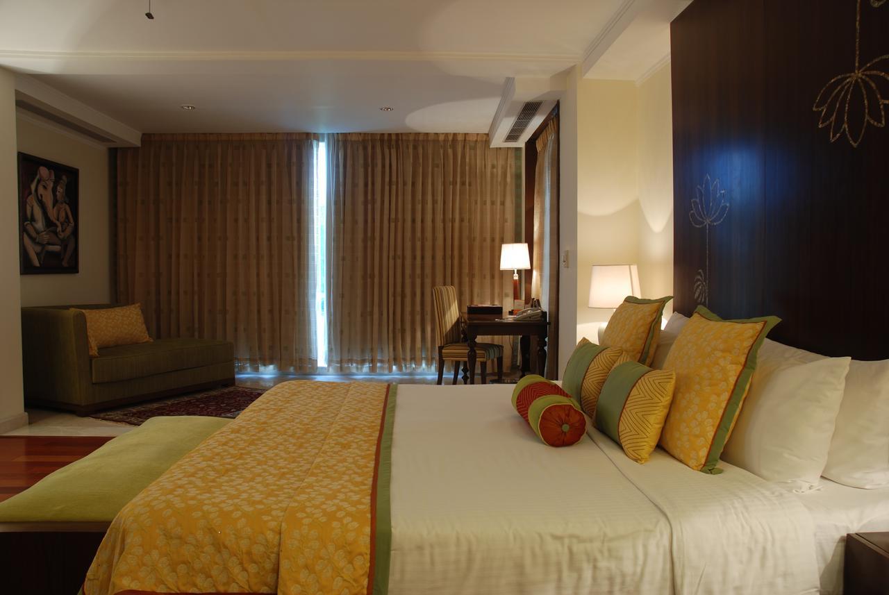 The Lalit Temple View Hotel Khajurāho Exterior photo